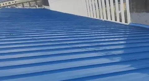 Cubierta azul junto a balaustrada blanca