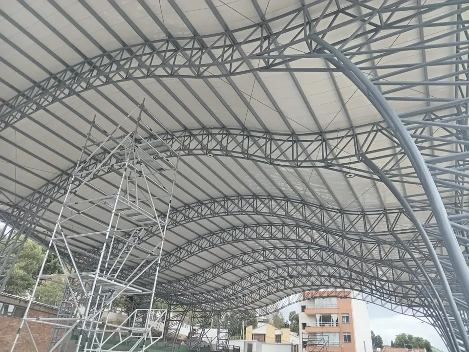 Cubierta curva a medio instalar con andamio