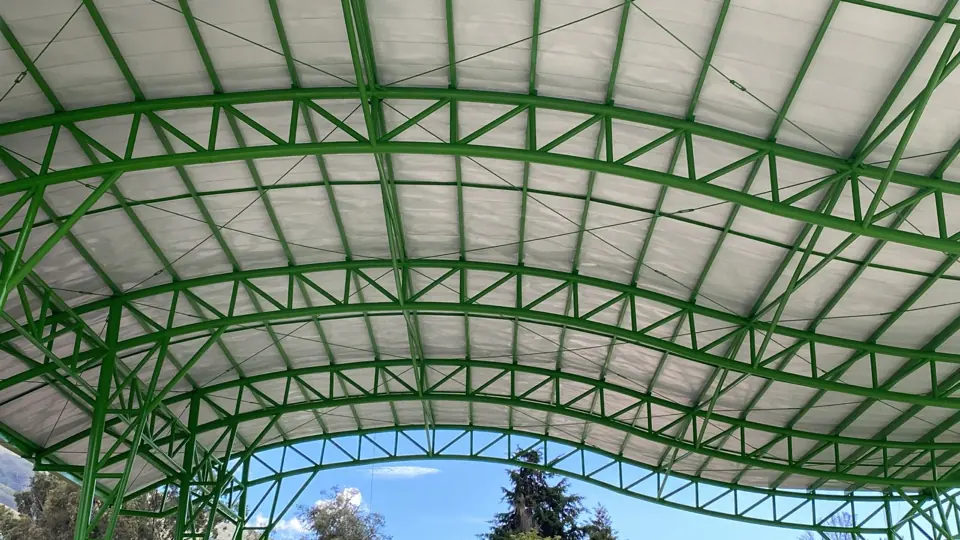 Cielo de la cubierta curva y cerchas verdes
