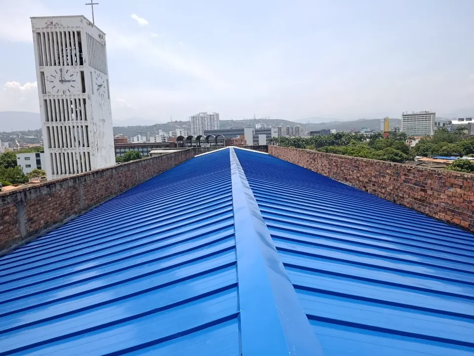 Cubierta azul en panel sándwich junto a la torre del templo